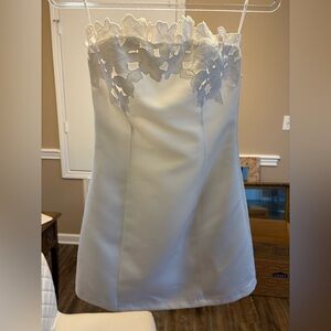 Elegant White Strapless Dress with Floral Lace